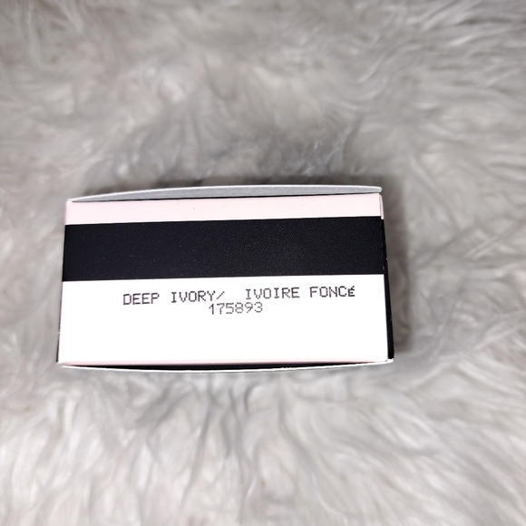 Mary kay Silky setting powder in Deep ivory. - Picture 3 of 8